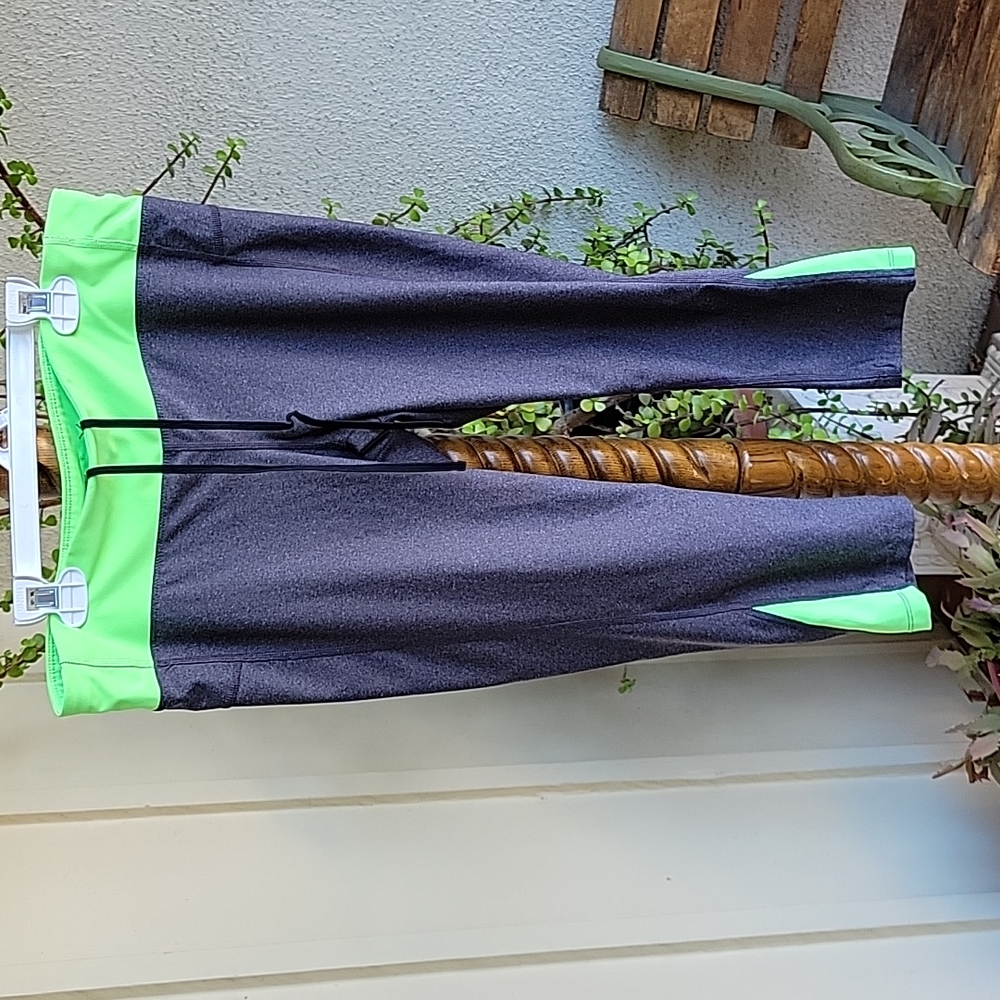 Gray capri leggings. Size M. Good condition. X design.